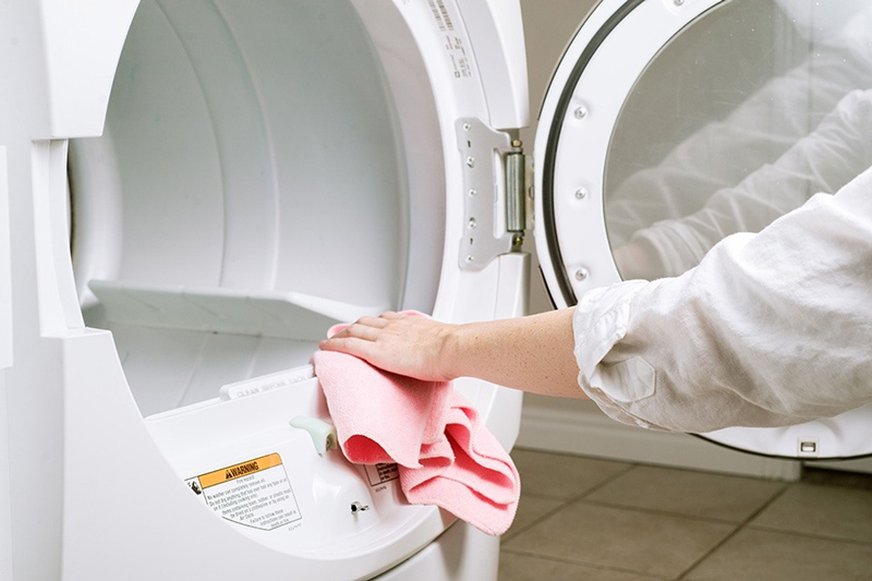 Vệ sinh lưới lọc, cảm biến và ống thông gió định kỳ giúp máy sấy hoạt động hiệu quả, an toàn