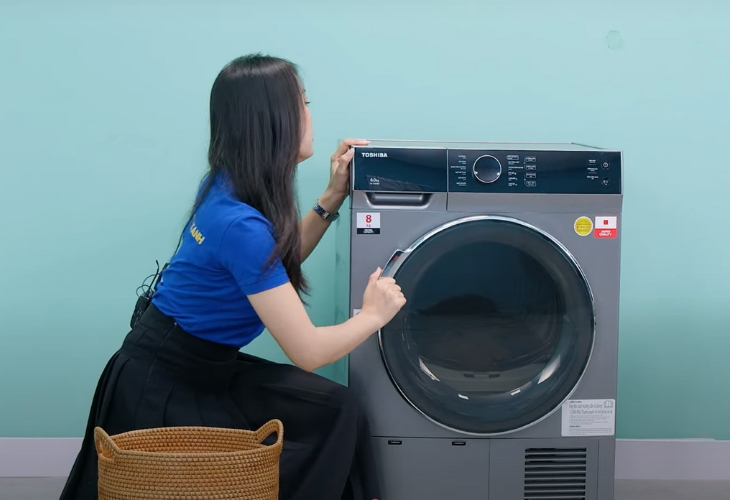 Đảm bảo đóng chặt cửa sau khi cho quần áo vào máy sấy