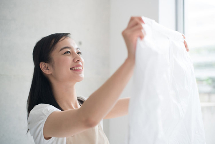 Giũ quần áo trước khi cho vào máy sấy