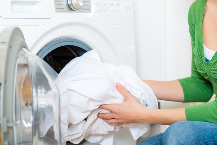 Không nên cho thêm quần áo vào lúc máy đang hoạt động