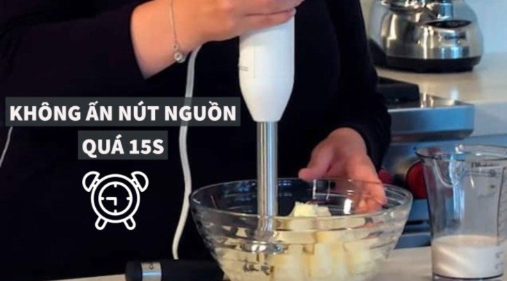 Không ấn nút nguồn của máy xay quá 15 giây