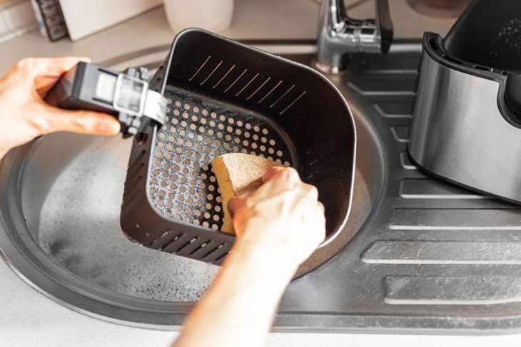 Bạn không nên sử dụng gói cước nhọn để rửa vì dễ làm bóc lớp chống dính của nồ