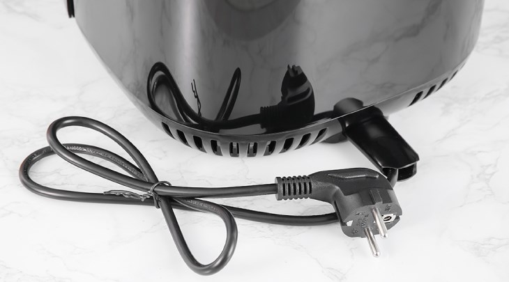 Bạn cắm dây nguồn của nồi chiên không dầu Philips HD9200/90 2.4 lít vào ổ điện để tiến hành chế biến thực phẩm