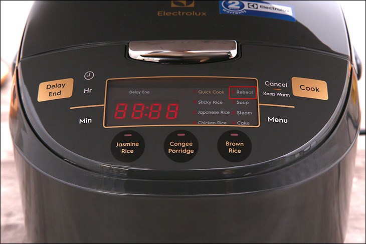 Chọn Reheat ở nồi cơm điện tử Electrolux 1 lít E7RC1-550K để hâm nóng các món