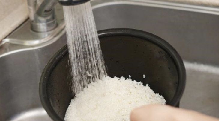 Đong lượng nước nấu cơm phù hợp