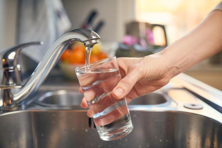 Không uống nước có tính axit (PH dưới 7)