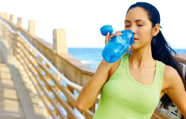 Sử dụng bình đựng nước đúng cách