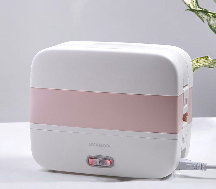 Cắm dây điện của hộp cơm vào ổ điện
