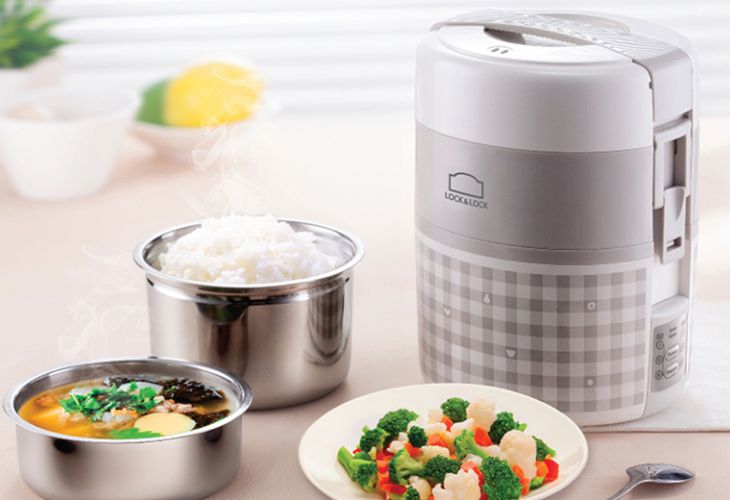 Không cho trực tiếp hộp hâm cơm vào lò vi sóng