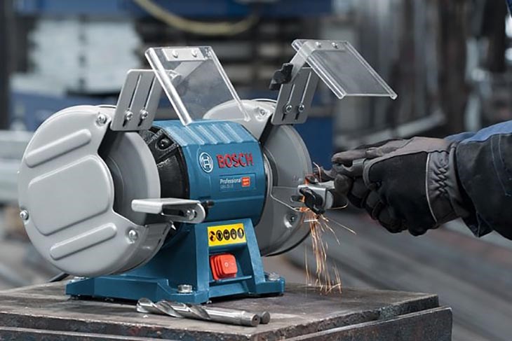 Chỉ sử dụng máy mài 2 đá với mức điện áp quy định là 220V hoặc 230V