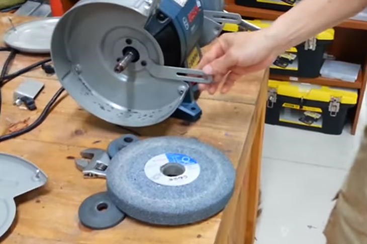 Tháo lấy đá mài ra dễ dàng và nhanh chóng