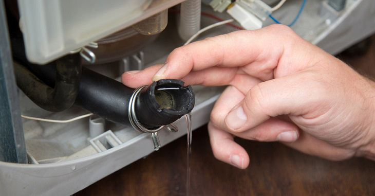 Khi phát hiện nước rò rỉ ra sàn sau khi giặt, có thể máy giặt đang bị hở ống cấp – xả hoặc gioăng cửa đã bị mòn, cần khắc phục sớm