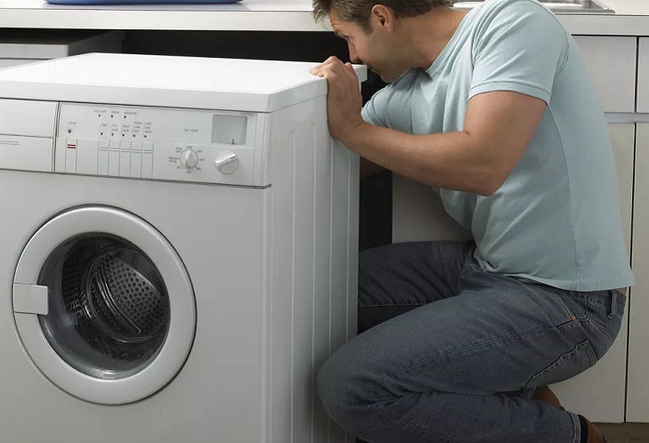 Nếu máy giặt kêu to và rung lắc dữ dội khi hoạt động, nguyên nhân thường là do đặt lệch, quần áo dồn một bên hoặc có vật lạ trong lồng giặt