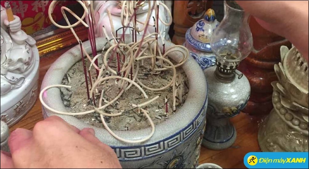 Bát hương đầy nhang cũ um tùm sẽ cản trở nhang mới chạm đáy, làm gián đoạn linh khí tổ tiên và tăng nguy cơ hỏa hoạn