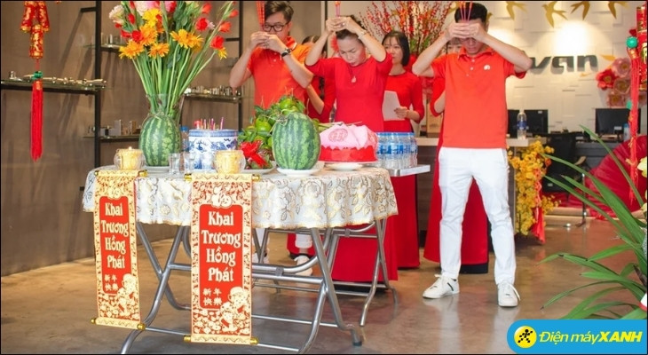 Chủ cửa hàng (gia chủ tuổi hợp ngày) thực hiện khấn vái chính, mặc đồ lịch sự sạch sẽ