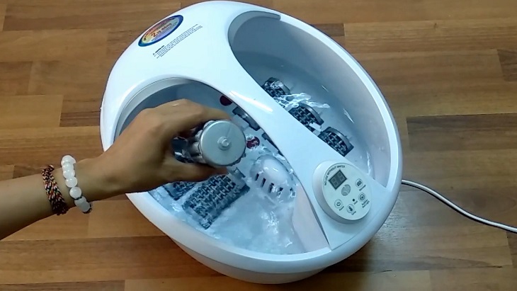Thực hiện tháo rời các bộ bận của máy để dễ dàng vệ sinh