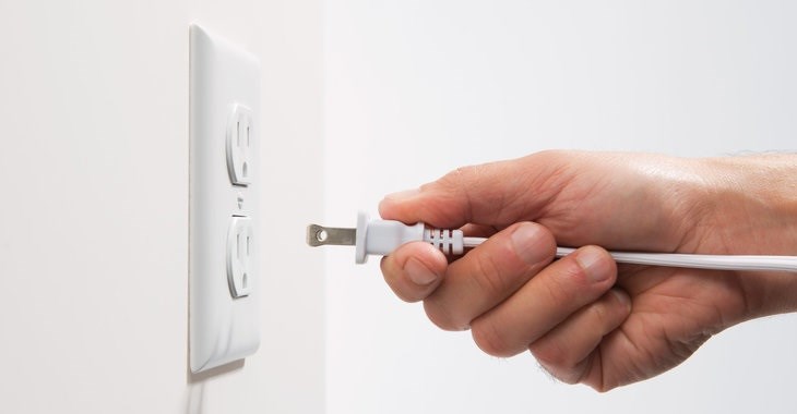Ngắt nguồn điện của máy lạnh trước khi vệ sinh và bảo dưỡng.