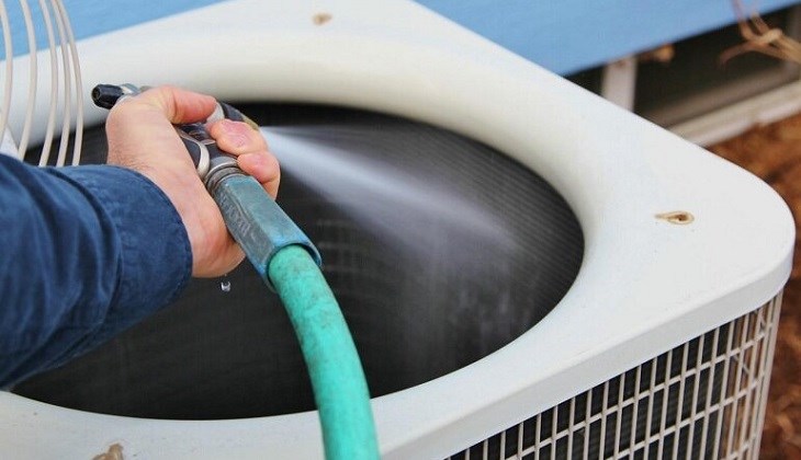 Dùng vòi xịt rửa dàn nóng máy lạnh âm trần.