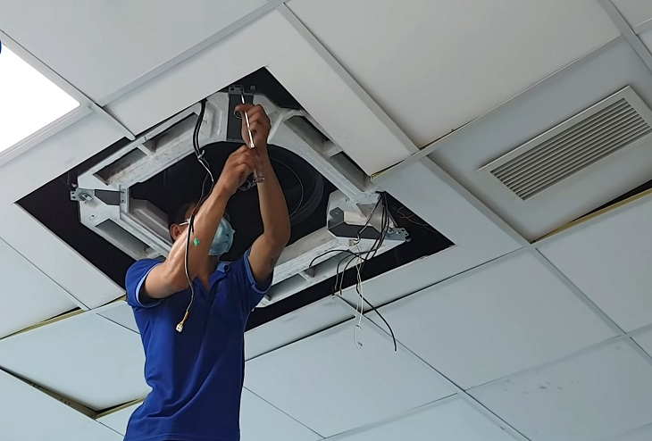 Việc vệ sinh, bảo trì các loại máy lạnh âm trần nên để nhân viên kỹ thuật thực hiện.