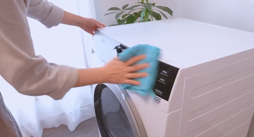 Vệ sinh bên ngoài thân máy sấy