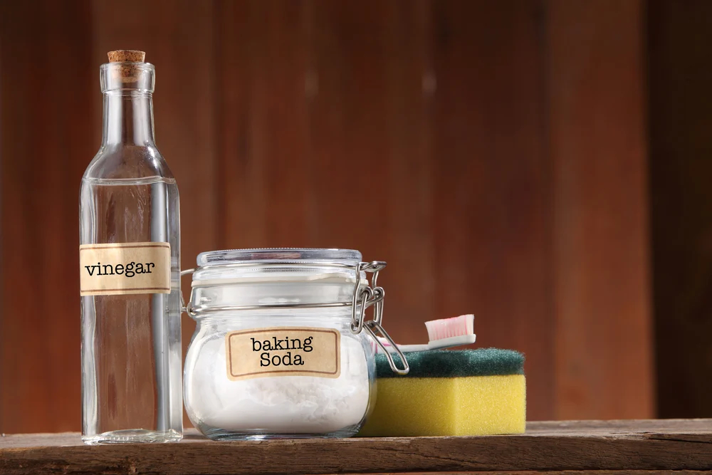 Vệ sinh máy hút mùi bằng giấm trộn baking soda