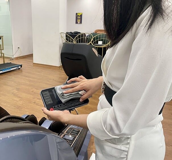 Bạn có thể pha hỗn hợp 2 phần dầu lanh pha với 1 phần giấm trắng để lau ghế