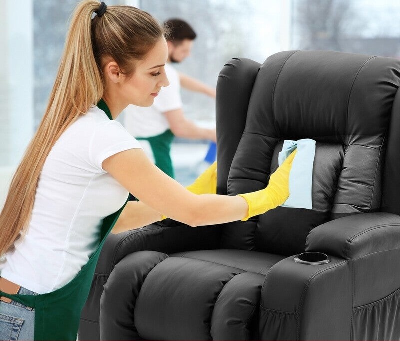 Người dùng cần sử dụng khăn vải mềm sạch để làm khô toàn bộ ghế massage, tránh đọng nước làm hư bề mặt da của ghế massage