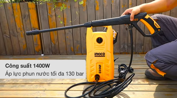 Máy phun xịt rửa áp lực cao Ingco HPWR14008 1400W cho áp lực phun nước mạnh mẽ giúp loại bỏ vết bẩn nhanh chóng