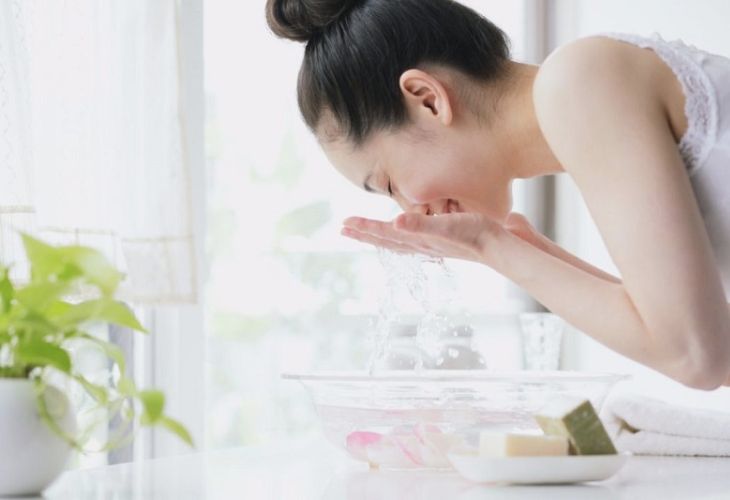 Dùng tay để làm sạch da mặt nhẹ nhàng