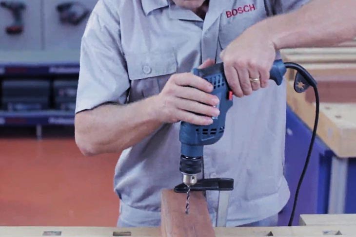 Máy khoan điện Bosch GBM 13 RE 600W sử dụng công nghệ Vario - lock giúp điều chỉnh vị trí đục dễ dàng, nhanh chóng