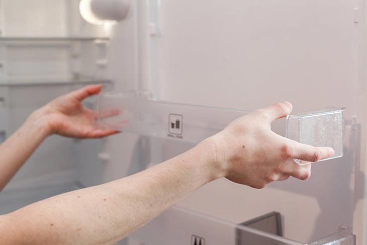 Gắn lại các khay, kệ đã tháo ra