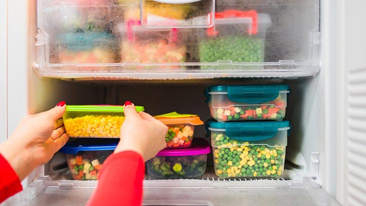 Lấy hết thực phẩm ra khỏi tủ lạnh