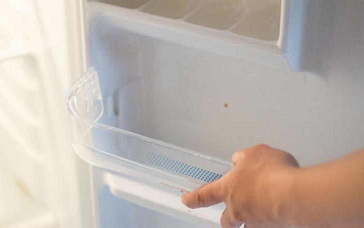 Tháo gỡ làm sạch các ngăn kệ trong tủ