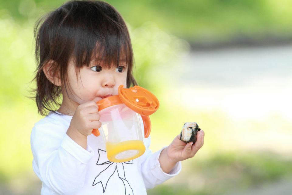 Đổ đầy nước hoa quả, sữa vào bình suốt cả ngày