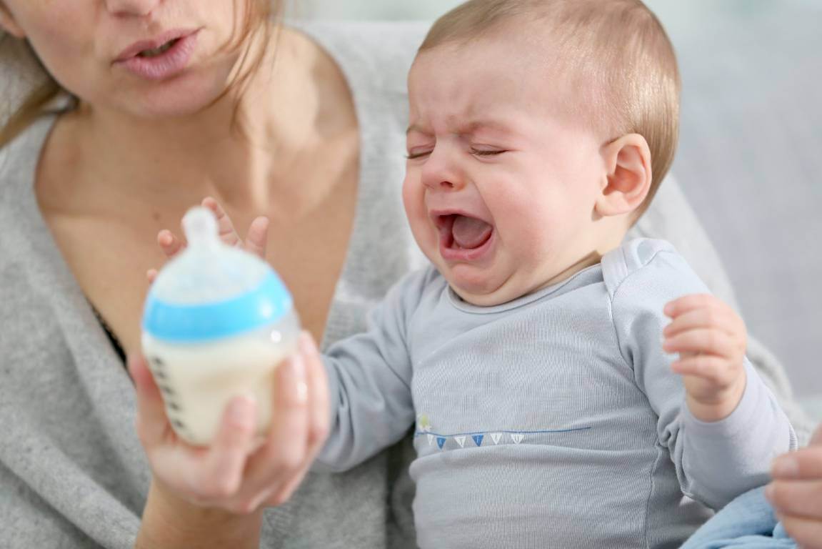 trẻ bị bỏng sữa