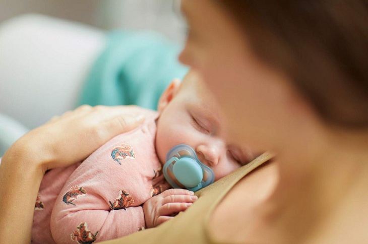 Nên cho bé sử dụng núm ti giả sau 6 tuần tuổi để bé có thể làm quen với núm vú và gọi sữa mẹ về nhiều hơn