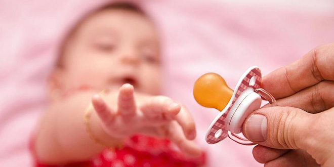 Chỉ nên cho bé dùng ti giả khi không đói