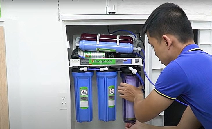 Vặn lại cốc lọc vào máy và cho máy hoạt động lại bình thường