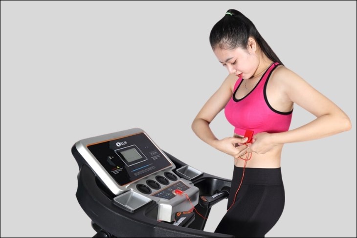 Máy chạy bộ sẽ dừng mọi hoạt động nếu khóa an toàn rơi ra khỏi ổ khóa
