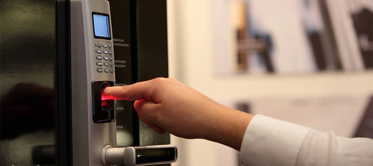 Khóa cửa mở bằng vân tay là loại khóa dùng vân tay của người dùng để mở khoá nhanh chóng