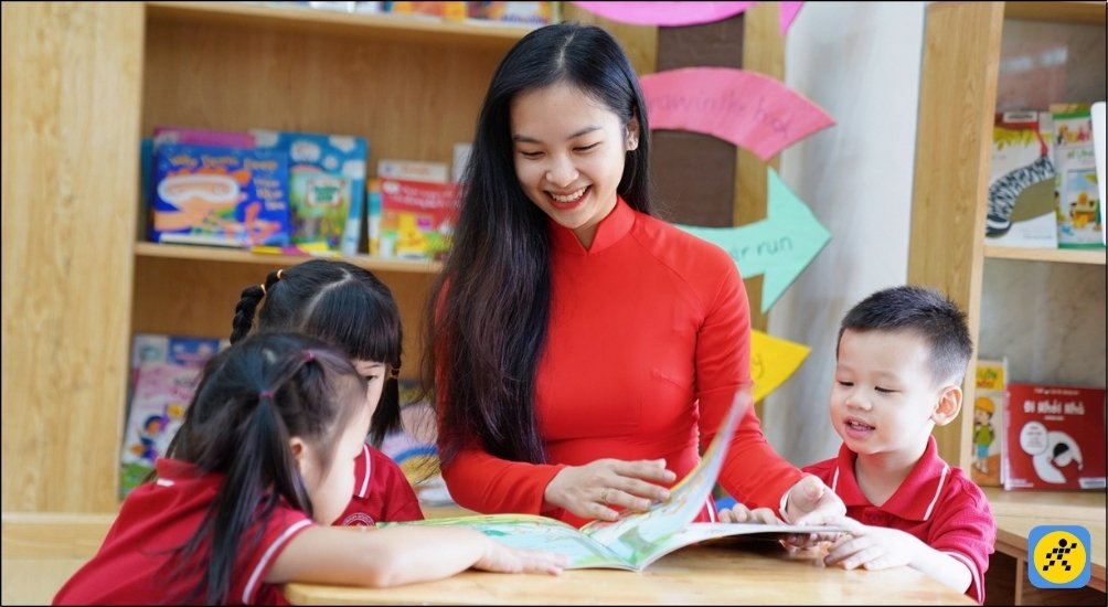Nếu bạn yêu thích công việc truyền thụ tri thức, các ngành Sư phạm là lộ trình nghề nghiệp rất ổn định