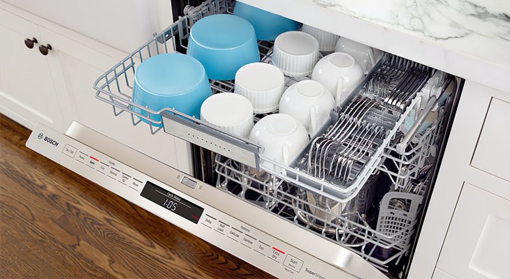 Đối với các gia đình ít người thì một chiếc máy rửa bát để bàn chỉ rửa được từ 4 - 6 bộ bát đĩa theo tiêu chuẩn châu Âu là vô cùng hợp lý