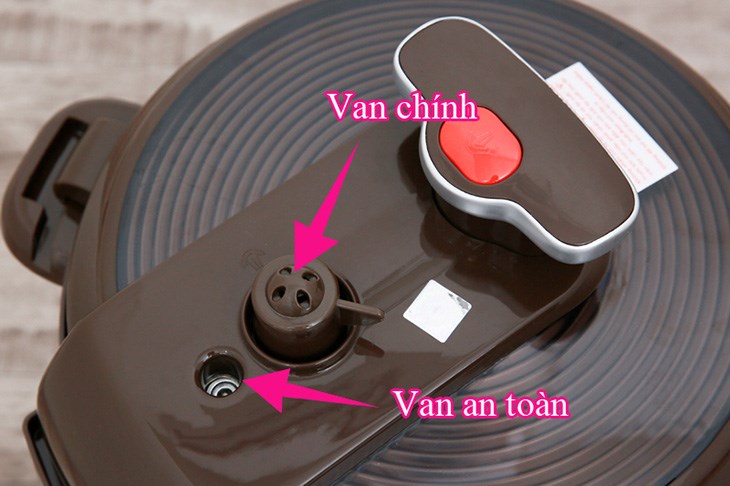 Nhờ có van xả áp an toàn, người dùng có thể yên tâm sử dụng nồi áp suất điện BlueStone PCB-5629 5 lít lâu dài