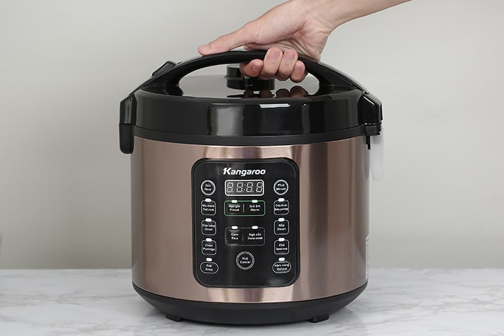 Nồi cơm điện tử Kangaroo 1.8 lít KG18DR6 sở hữu phần đế bằng phẳng, chống rung lắc hiệu quả