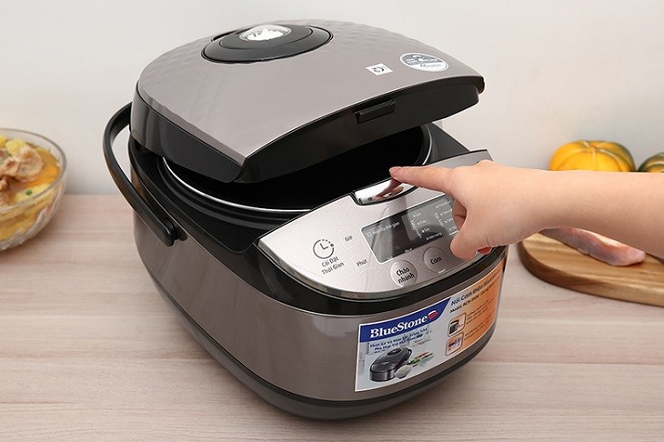 Nồi cơm điện tử BlueStone 1.8 lít RCB-5938 sở hữu mẫu mã hiện đại cùng lòng nồi hợp kim nhôm 5 lớp phủ chống dính, cho hạt cơm thơm ngon, tơi xốp