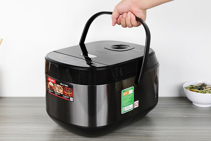 Nồi cơm điện tử Sharp 1.8 lít KS-COM194EV-BK có dung tích 1.8 lít, phù hợp với gia đình có từ 4 - 6 thành viên