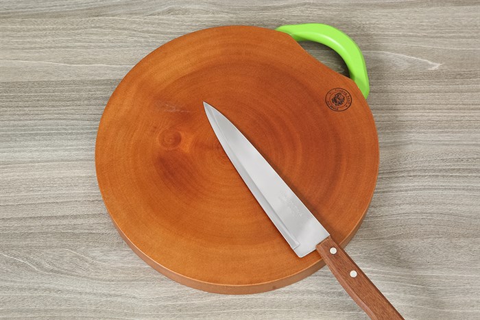Thớt chặt gỗ tròn 30 cm Trường Sơn 300 với chất liệu gỗ xà cừ tự nhiên đảm bảo an toàn cho sức khỏe người dùng