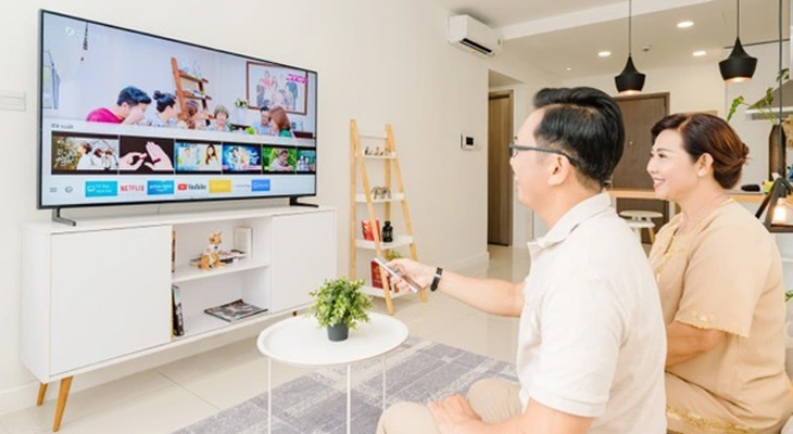 Tivi có kích thước màn hình lớn từ 43 - 49 inch sẽ thích hợp với người lớn tuổi