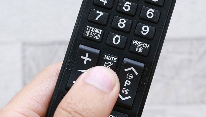 Trong lúc tivi đang hoạt động bạn hãy tắt âm thanh tivi và lắng nghe vỏ nhựa tivi có dấu hiệu của tiếng xì xào hay không nếu có thì đèn của màn hình đang gặp vấn đề.
