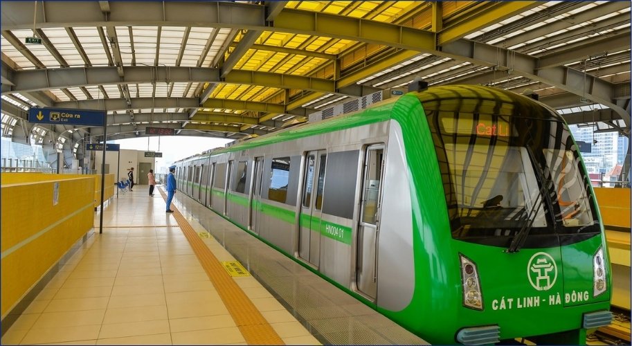Tuyến metro 2A bắt đầu đón khách từ 5:30 sáng và kết thúc vào khoảng 22:00 đêm